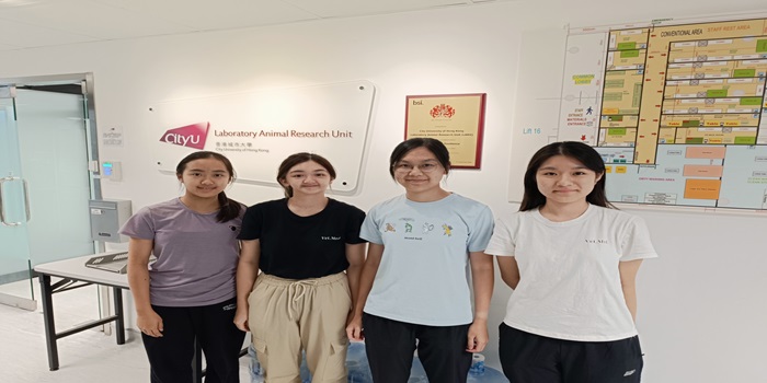 Chi Ki, Sarah, Iyana and Vanessa taking EMS placement in LARU